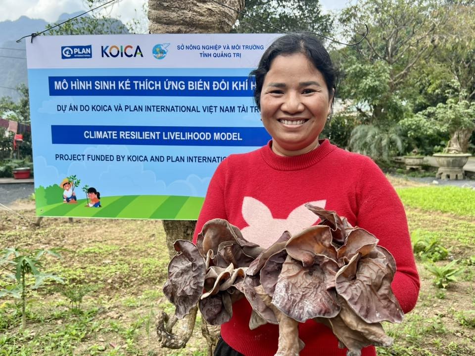 Chị Hồ Thị Tiên tham gia mô hình trồng nấm mộc nhĩ do Plan International Việt Nam hỗ trợ. (Ảnh: Plan International Việt Nam)