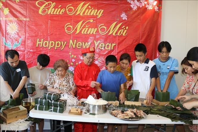 Người Việt tại Australia giữ hồn Tết Việt qua hoạt động gói bánh chưng Người Việt tại Australia gói bánh chưng đón Tết
