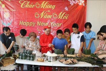 Người Việt tại Australia gói bánh chưng đón Tết