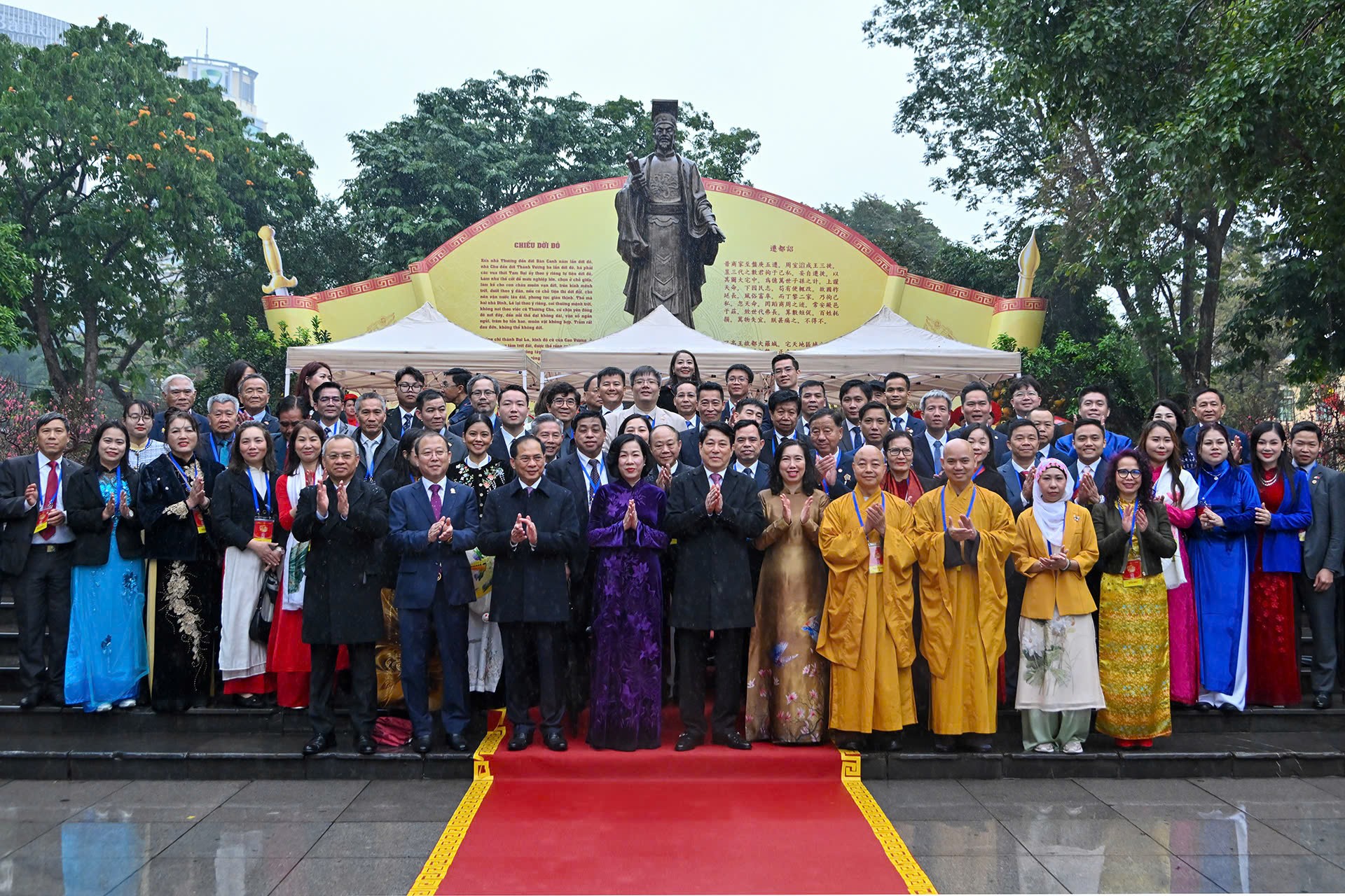 Chủ tịch nước Lương Cường cùng kiều bào dâng hương tại Tượng đài Lý Thái Tổ và đền Ngọc Sơn