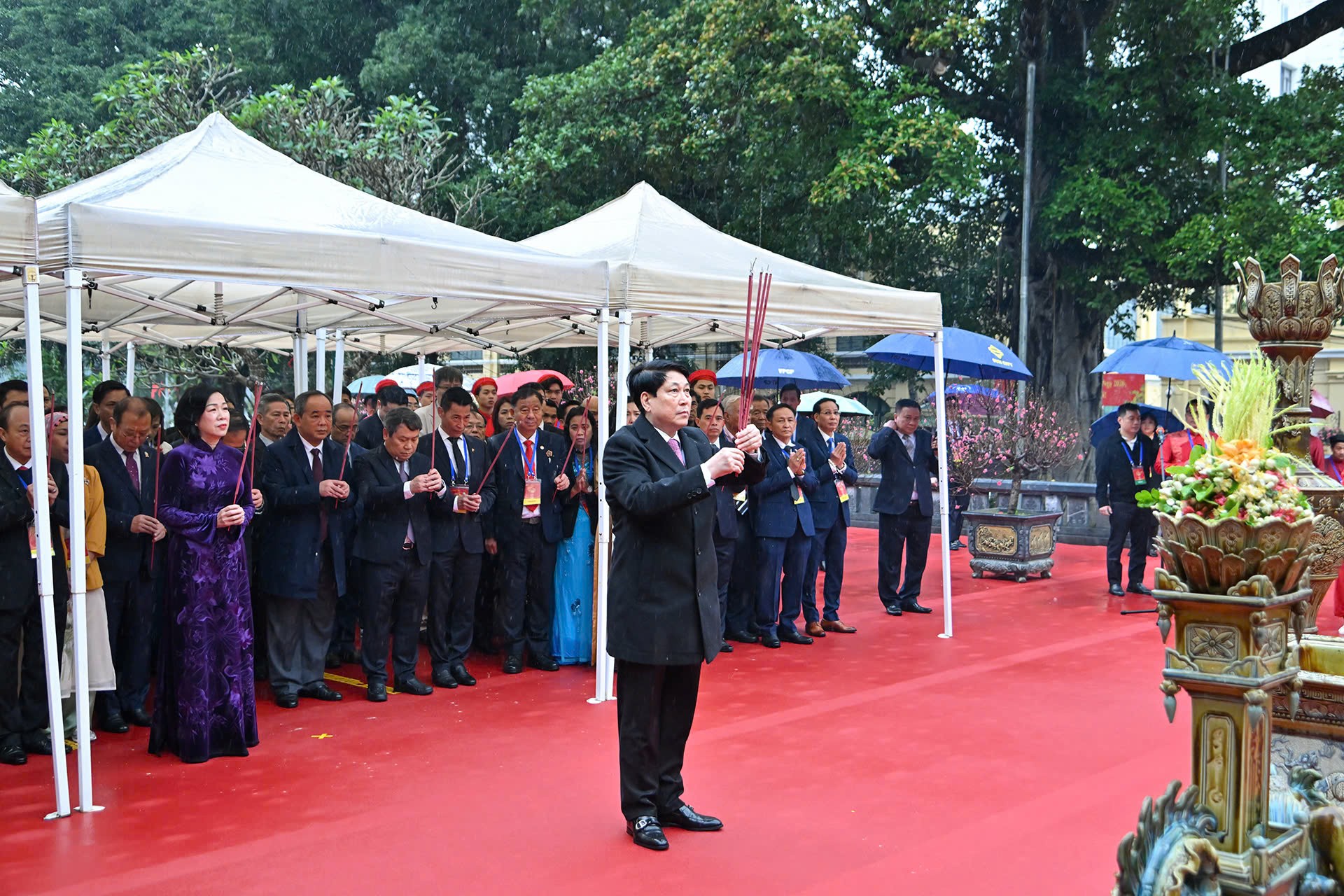 Chủ tịch nước Lương Cường cùng kiều bào dâng hương tại Tượng đài Lý Thái Tổ và đền Ngọc Sơn