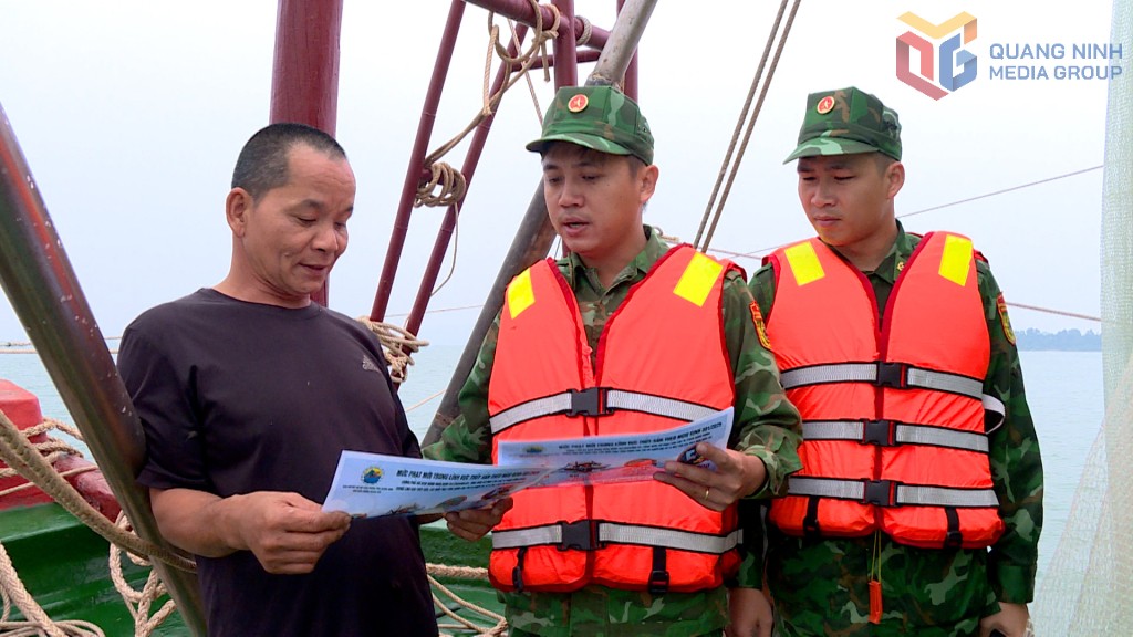 Cán bộ, chiến sĩ Đồn Biên phòng Quảng Đức tuyên truyền, phổ biến quy định chống khai thác IUU cho ngư dân trong quá trình kiểm tra, kiểm soát trên biển (Ảnh: QMG) Cán bộ, chiến sĩ Đồn Biên phòng Quảng Đức tuyên truyền, phổ biến quy định chống khai thác IUU cho ngư dân trong quá trình kiểm tra, kiểm soát trên biển (Ảnh: QMG)