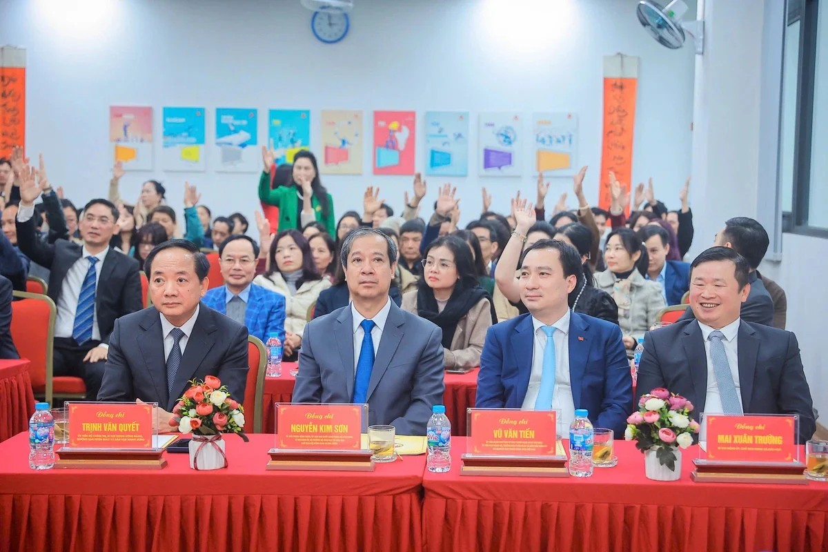 Ông Trịnh Văn Quyết, Bộ trưởng Nguyễn Kim Sơn và ông Vũ Văn Tiến được cử tri nhất trí giới thiệu ứng cử ĐBQH Ông Trịnh Văn Quyết, Bộ trưởng Nguyễn Kim Sơn và ông Vũ Văn Tiến được cử tri nhất trí giới thiệu ứng cử ĐBQH