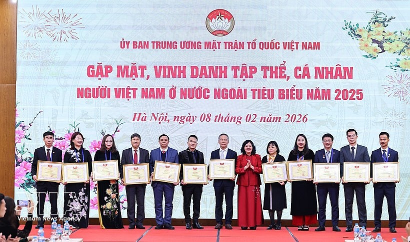 Chairwoman of the Vietnam Fatherland Front Central Committee Bui Thi Minh Hoai presents certificates of merit to collectives and individuals abroad for mobilising and uniting OVs to participate in patriotic emulation movements and campaigns launched by the VFF. (Photo: VNA) Chairwoman of the Vietnam Fatherland Front Central Committee Bui Thi Minh Hoai presents certificates of merit to collectives and individuals abroad for mobilising and uniting OVs to participate in patriotic emulation movements and campaigns launched by the VFF. (Photo: VNA)