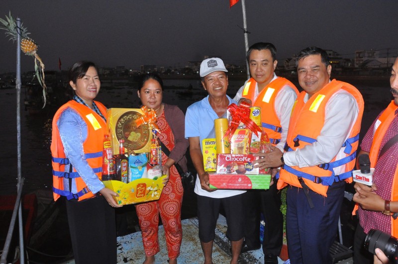 Cần Thơ tổ chức đoàn thăm, tặng quà tiểu thương Chợ nổi Cái Răng dịp Tết Bính Ngọ 2026 Cần Thơ tổ chức đoàn thăm, tặng quà tiểu thương Chợ nổi Cái Răng dịp Tết Bính Ngọ 2026