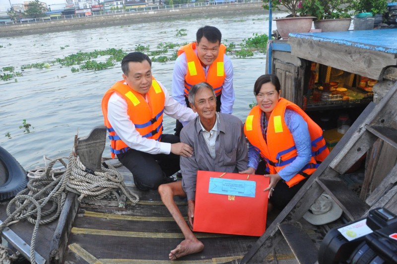Cần Thơ tổ chức đoàn thăm, tặng quà tiểu thương Chợ nổi Cái Răng dịp Tết Bính Ngọ 2026 Cần Thơ tổ chức đoàn thăm, tặng quà tiểu thương Chợ nổi Cái Răng dịp Tết Bính Ngọ 2026