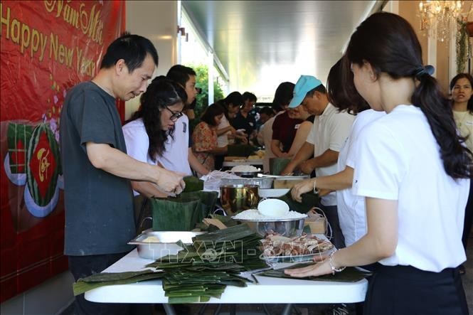 Vietnamese Community in Australia Wraps Banh Chung to Welcome Tet