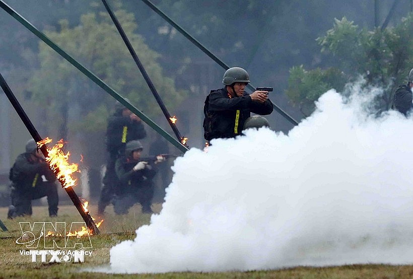 Officers of Peacekeeping Police Unit No. 1 demonstrate combat skills and tactical techniques, including responses to potential real-world operational scenarios. (Photo: VNA) Officers of Peacekeeping Police Unit No. 1 demonstrate combat skills and tactical techniques, including responses to potential real-world operational scenarios. (Photo: VNA)