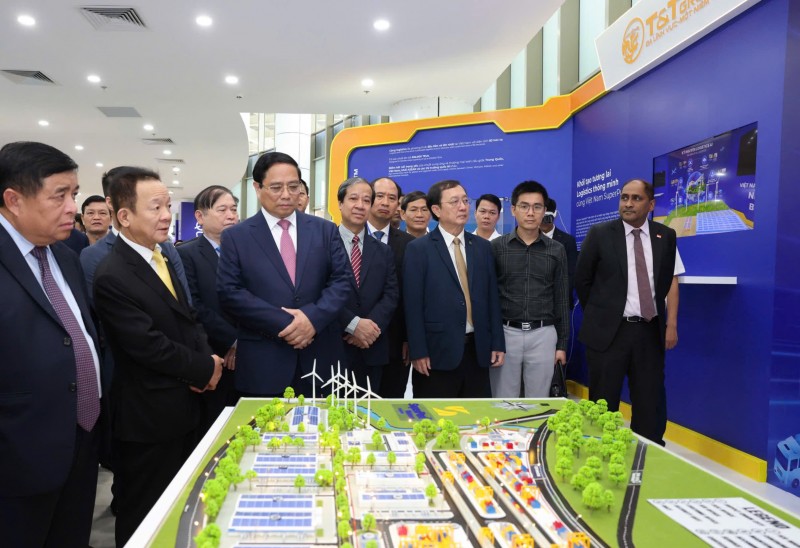 Thủ tướng Chính phủ thăm quan khu vực triển lãm của Vietnam SuperPort™ tại Ngày hội Đổi mới sáng tạo Việt Nam 2024. Thủ tướng Chính phủ thăm quan khu vực triển lãm của Vietnam SuperPort™ tại Ngày hội Đổi mới sáng tạo Việt Nam 2024.