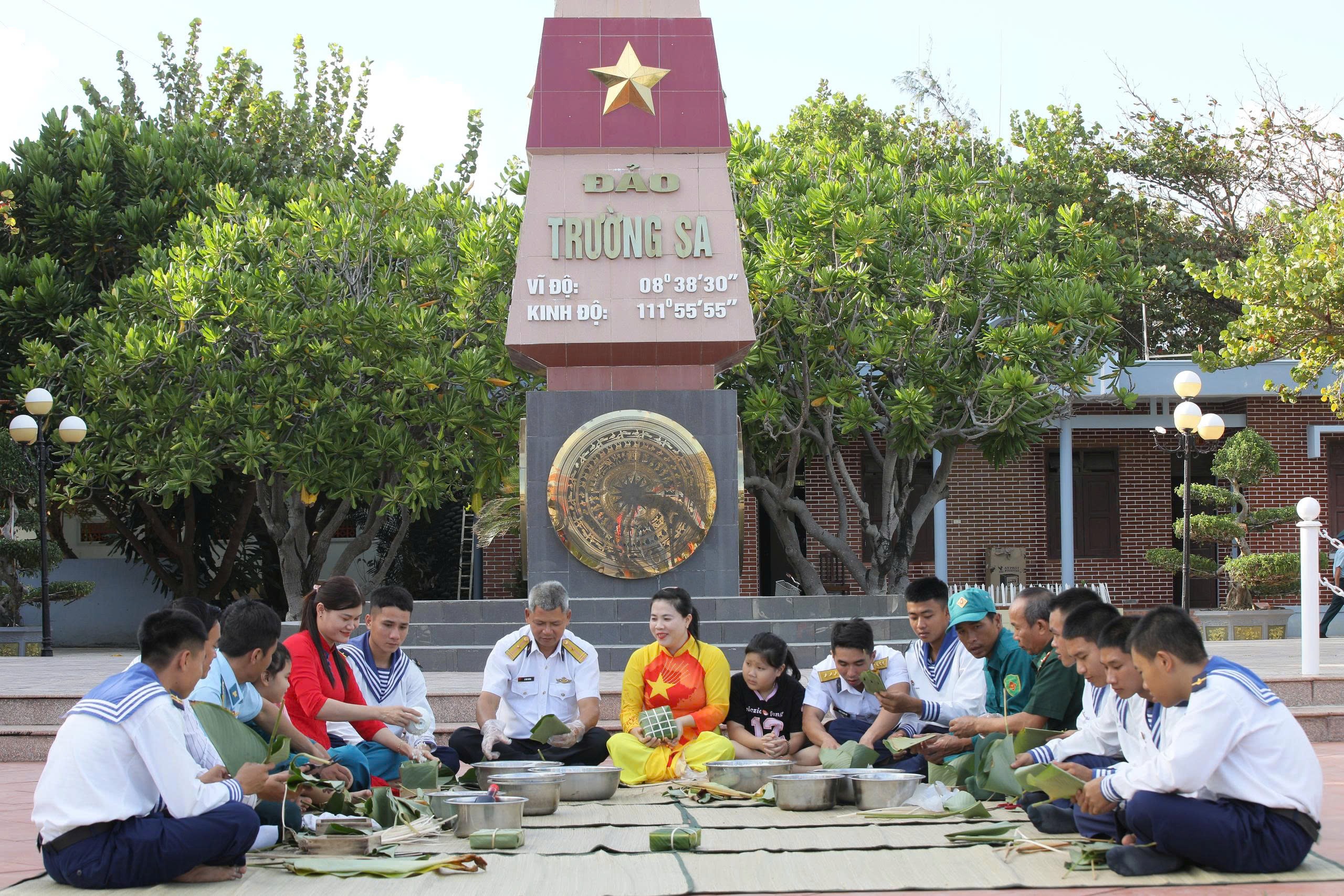 Đảo Trường Sa trao quà Tết cho ngư dân tàu cá Gia Lai