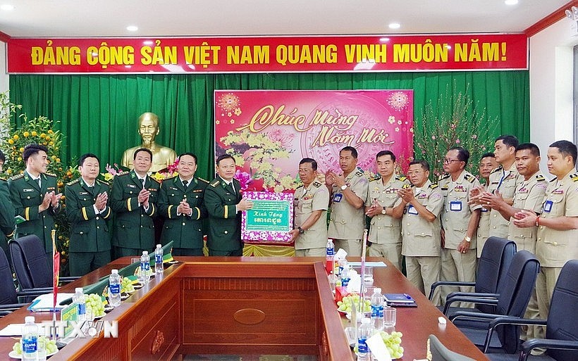 Mondulkiri's delegation presents Tet gifts to Lam Dong Border Guard Command. (Photo: VNA) Mondulkiri's delegation presents Tet gifts to Lam Dong Border Guard Command. (Photo: VNA)