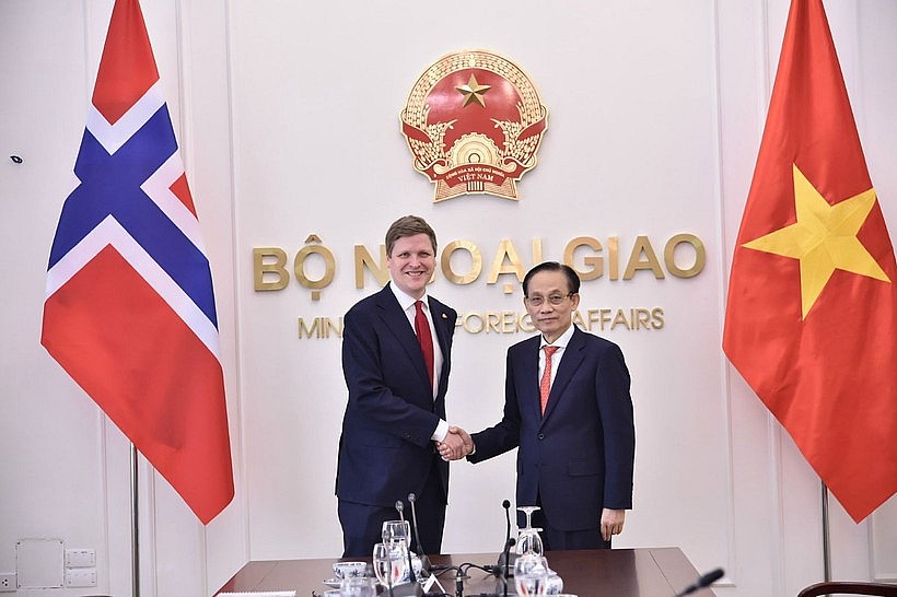 Minister of Foreign Affairs Le Hoai Trung (right) and Norwegian Minister of International Development Åsmund Aukrust at their meeting on February 10. (Photo: baoquocte.vn) Minister of Foreign Affairs Le Hoai Trung (right) and Norwegian Minister of International Development Åsmund Aukrust at their meeting on February 10. (Photo: baoquocte.vn)
