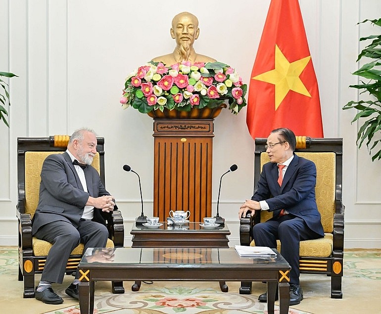 Vietnamese Foreign Minister Le Hoai Trung (R) receives Czech Ambassador Hynek Kmonicek (Photo: MOFA) Vietnamese Foreign Minister Le Hoai Trung (R) receives Czech Ambassador Hynek Kmonicek (Photo: MOFA)