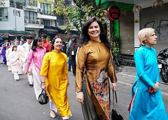 Foreign women in Vietnamese ao dai (long dresses) for a traditional attire parade in the Old Quarters of Ha Noi on the occasion of the 2025 Lunar New Year. Photo: VNA Foreign women in Vietnamese ao dai (long dresses) for a traditional attire parade in the Old Quarters of Ha Noi on the occasion of the 2025 Lunar New Year. Photo: VNA