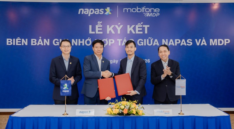 Việc tiếp tục phát triển hạ tầng thanh toán quốc gia với khả năng kết nối liên thông, linh hoạt và thích ứng với các mô hình kinh doanh mới mang ý nghĩa quan trọng, nhằm đáp ứng sự phát triển nhanh chóng của nền kinh tế số, góp phần đẩy mạnh quá trình chuyển đổi số quốc gia và xã hội số theo định hướng phát triển của Chính phủ. Theo nội dung Biên bản ghi nhớ, MDP và NAPAS – hai tổ chức trung gian thanh toán được cấp phép dịch vụ chuyển mạch tài chính và bù trừ điện tử – thống nhất thiết lập quan hệ hợp tác nhằm thực hiện mục tiêu gia tăng giá trị cho các tổ chức thành viên, đồng thời đóng góp tích cực cho sự phát triển bền vững của thị trường thanh toán Việt Nam. Trong khuôn khổ hợp tác, hai bên sẽ phối hợp nghiên cứu, đánh giá phương án kết nối hai hệ thống chuyển mạch tài chính. Phạm vi nghiên cứu tập trung vào các yếu tố cốt lõi: kiến trúc hệ thống, phương án kết nối kỹ thuật, quy trình nghiệp vụ, mô hình vận hành cùng các yêu cầu về an toàn, bảo mật thông tin, quản trị rủi ro và tuân thủ pháp luật. Song song, MDP chia sẻ thông tin về Đề án thanh toán mới mà công ty đang nghiên cứu và cùng NAPAS đánh giá để phát triển, mở rộng hợp tác đối với các dịch vụ thanh toán phù hợp. Hai bên cũng thống nhất mở rộng phát triển các dịch vụ thanh toán bao gồm thanh toán qua tài khoản, thanh toán qua mã QR nội địa và xuyên biên giới trên cơ sở sử dụng thương hiệu VietQR cùng các chuẩn nhận diện điểm chấp nhận thanh toán liên quan. Hai bên cũng sẽ phối hợp xây dựng bộ quy tắc vận hành tiêu chuẩn chung cho các dịch vụ thanh toán dựa trên tài khoản. Bộ quy tắc này sẽ là nền tảng quan trọng để đảm bảo tính minh bạch, công bằng và an toàn cho toàn thị trường. Việc ký kết Biên bản ghi nhớ giữa MDP và NAPAS phù hợp với chủ trương, định hướng tại Quyết định số 1813/QĐ-TTg của Chính phủ về thúc đẩy thanh toán không dùng tiền mặt và phát triển hạ tầng thanh toán quốc gia hiện đại, an toàn và hiệu quả. Việc tăng cường hợp tác và kết nối liên thông giữa các hệ thống chuyển mạch sẽ góp phần thúc đẩy hạ tầng thanh toán, tối ưu nguồn lực xã hội, đồng thời tạo điều kiện để các tổ chức cung ứng dịch vụ thanh toán và các tổ chức thành viên khai thác hiệu quả hạ tầng chung, qua đó thúc đẩy sự phát triển bền vững của hệ sinh thái thanh toán Việt Nam. Phát biểu tại lễ ký kết, ông Phan Thanh Sơn - Tổng Giám đốc MDP cho biết: “Việc ký kết Biên bản ghi nhớ với NAPAS là bước đi quan trọng trong chiến lược phát triển hạ tầng thanh toán số của MDP. Thông qua sự phối hợp chặt chẽ giữa hai tổ chức chuyển mạch, chúng tôi kỳ vọng sẽ cùng nhau xây dựng các mô hình kết nối liên thông hiệu quả, qua đó mở rộng khả năng tiếp cận dịch vụ thanh toán cho các tổ chức thành viên và đóng góp tích cực cho sự phát triển dài hạn của thị trường thanh toán Việt Nam.” Ông Nguyễn Quang Minh – Tổng Giám đốc NAPAS chia sẻ:“Sự hiện diện của MDP trên thị trường đánh dấu bước tiến mới, mang lại động lực tăng trưởng và thúc đẩy cạnh tranh tích cực. Biên bản ghi nhớ ký kết hôm nay có ý nghĩa quan trọng giúp NAPAS và MDP cùng nhau phát huy thế mạnh của mỗi bên, qua đó mang lại giá trị thiết thực cho xã hội, góp phần phát triển thị trường bền vững.” Việc tiếp tục phát triển hạ tầng thanh toán quốc gia với khả năng kết nối liên thông, linh hoạt và thích ứng với các mô hình kinh doanh mới mang ý nghĩa quan trọng, nhằm đáp ứng sự phát triển nhanh chóng của nền kinh tế số, góp phần đẩy mạnh quá trình chuyển đổi số quốc gia và xã hội số theo định hướng phát triển của Chính phủ. Theo nội dung Biên bản ghi nhớ, MDP và NAPAS – hai tổ chức trung gian thanh toán được cấp phép dịch vụ chuyển mạch tài chính và bù trừ điện tử – thống nhất thiết lập quan hệ hợp tác nhằm thực hiện mục tiêu gia tăng giá trị cho các tổ chức thành viên, đồng thời đóng góp tích cực cho sự phát triển bền vững của thị trường thanh toán Việt Nam. Trong khuôn khổ hợp tác, hai bên sẽ phối hợp nghiên cứu, đánh giá phương án kết nối hai hệ thống chuyển mạch tài chính. Phạm vi nghiên cứu tập trung vào các yếu tố cốt lõi: kiến trúc hệ thống, phương án kết nối kỹ thuật, quy trình nghiệp vụ, mô hình vận hành cùng các yêu cầu về an toàn, bảo mật thông tin, quản trị rủi ro và tuân thủ pháp luật. Song song, MDP chia sẻ thông tin về Đề án thanh toán mới mà công ty đang nghiên cứu và cùng NAPAS đánh giá để phát triển, mở rộng hợp tác đối với các dịch vụ thanh toán phù hợp. Hai bên cũng thống nhất mở rộng phát triển các dịch vụ thanh toán bao gồm thanh toán qua tài khoản, thanh toán qua mã QR nội địa và xuyên biên giới trên cơ sở sử dụng thương hiệu VietQR cùng các chuẩn nhận diện điểm chấp nhận thanh toán liên quan. Hai bên cũng sẽ phối hợp xây dựng bộ quy tắc vận hành tiêu chuẩn chung cho các dịch vụ thanh toán dựa trên tài khoản. Bộ quy tắc này sẽ là nền tảng quan trọng để đảm bảo tính minh bạch, công bằng và an toàn cho toàn thị trường. Việc ký kết Biên bản ghi nhớ giữa MDP và NAPAS phù hợp với chủ trương, định hướng tại Quyết định số 1813/QĐ-TTg của Chính phủ về thúc đẩy thanh toán không dùng tiền mặt và phát triển hạ tầng thanh toán quốc gia hiện đại, an toàn và hiệu quả. Việc tăng cường hợp tác và kết nối liên thông giữa các hệ thống chuyển mạch sẽ góp phần thúc đẩy hạ tầng thanh toán, tối ưu nguồn lực xã hội, đồng thời tạo điều kiện để các tổ chức cung ứng dịch vụ thanh toán và các tổ chức thành viên khai thác hiệu quả hạ tầng chung, qua đó thúc đẩy sự phát triển bền vững của hệ sinh thái thanh toán Việt Nam. Phát biểu tại lễ ký kết, ông Phan Thanh Sơn - Tổng Giám đốc MDP cho biết: “Việc ký kết Biên bản ghi nhớ với NAPAS là bước đi quan trọng trong chiến lược phát triển hạ tầng thanh toán số của MDP. Thông qua sự phối hợp chặt chẽ giữa hai tổ chức chuyển mạch, chúng tôi kỳ vọng sẽ cùng nhau xây dựng các mô hình kết nối liên thông hiệu quả, qua đó mở rộng khả năng tiếp cận dịch vụ thanh toán cho các tổ chức thành viên và đóng góp tích cực cho sự phát triển dài hạn của thị trường thanh toán Việt Nam.” Ông Nguyễn Quang Minh – Tổng Giám đốc NAPAS chia sẻ:“Sự hiện diện của MDP trên thị trường đánh dấu bước tiến mới, mang lại động lực tăng trưởng và thúc đẩy cạnh tranh tích cực. Biên bản ghi nhớ ký kết hôm nay có ý nghĩa quan trọng giúp NAPAS và MDP cùng nhau phát huy thế mạnh của mỗi bên, qua đó mang lại giá trị thiết thực cho xã hội, góp phần phát triển thị trường bền vững.”