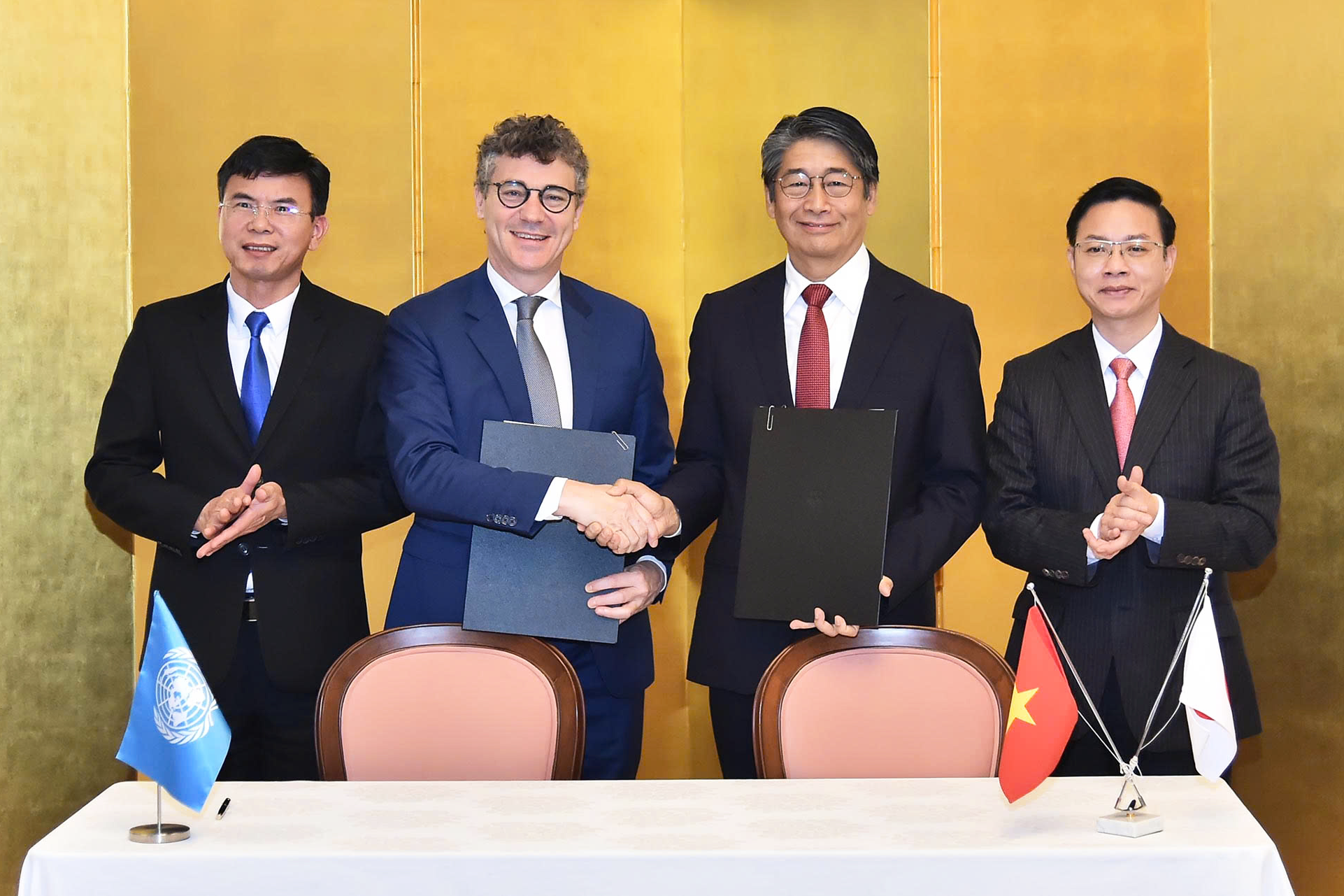 UNESCO và Chính phủ Nhật Bản đã ký kết thỏa thuận triển khai dự án “Tăng cường năng lực của Việt Nam về cảnh báo sớm, giảm thiểu rủi ro thiên tai và đảm bảo môi trường học tập an toàn” UNESCO và Chính phủ Nhật Bản đã ký kết thỏa thuận triển khai dự án “Tăng cường năng lực của Việt Nam về cảnh báo sớm, giảm thiểu rủi ro thiên tai và đảm bảo môi trường học tập an toàn”
