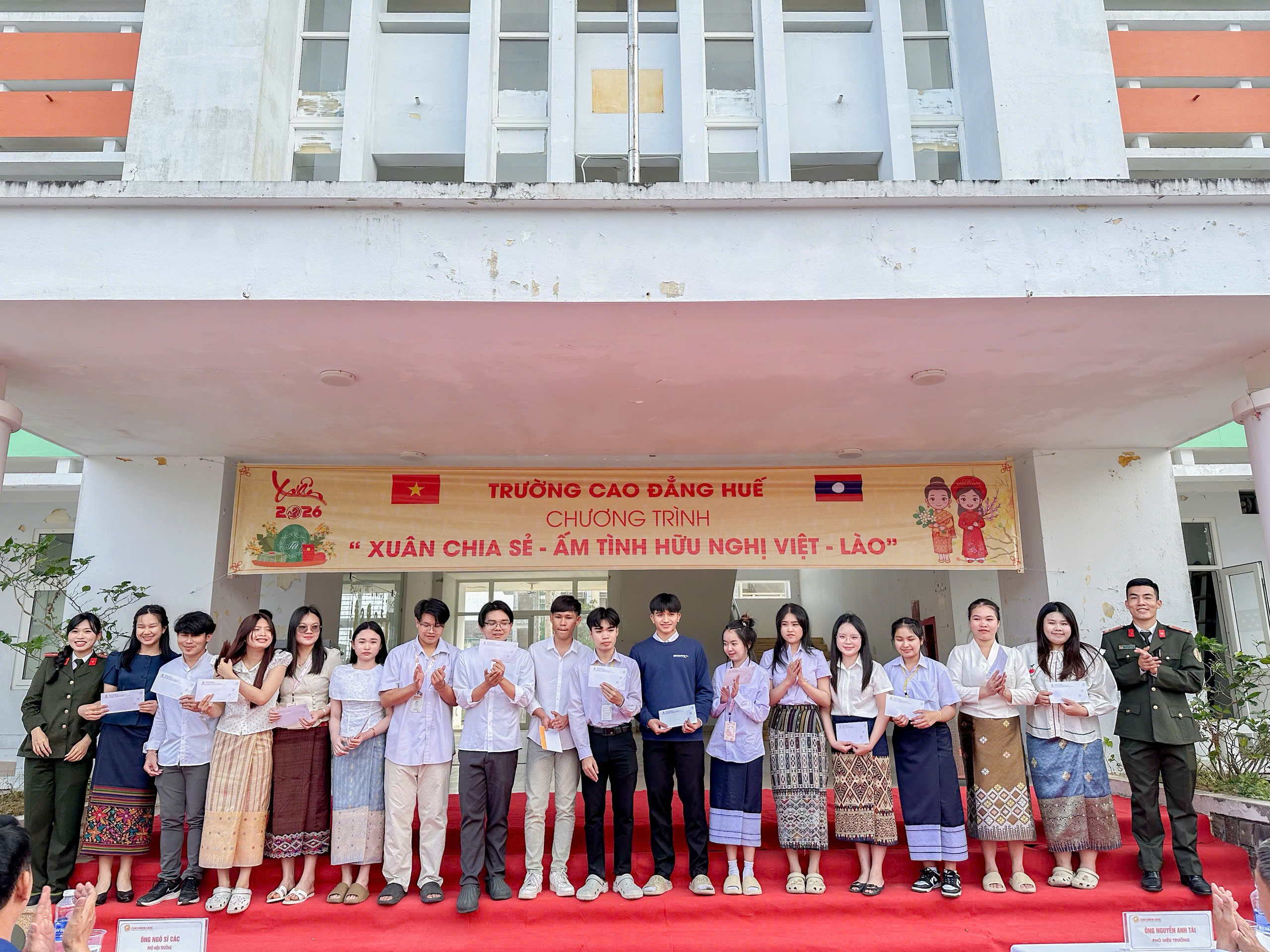 Trường Cao đẳng Huế Trao quà cho các em lưu học sinh Lào về quê