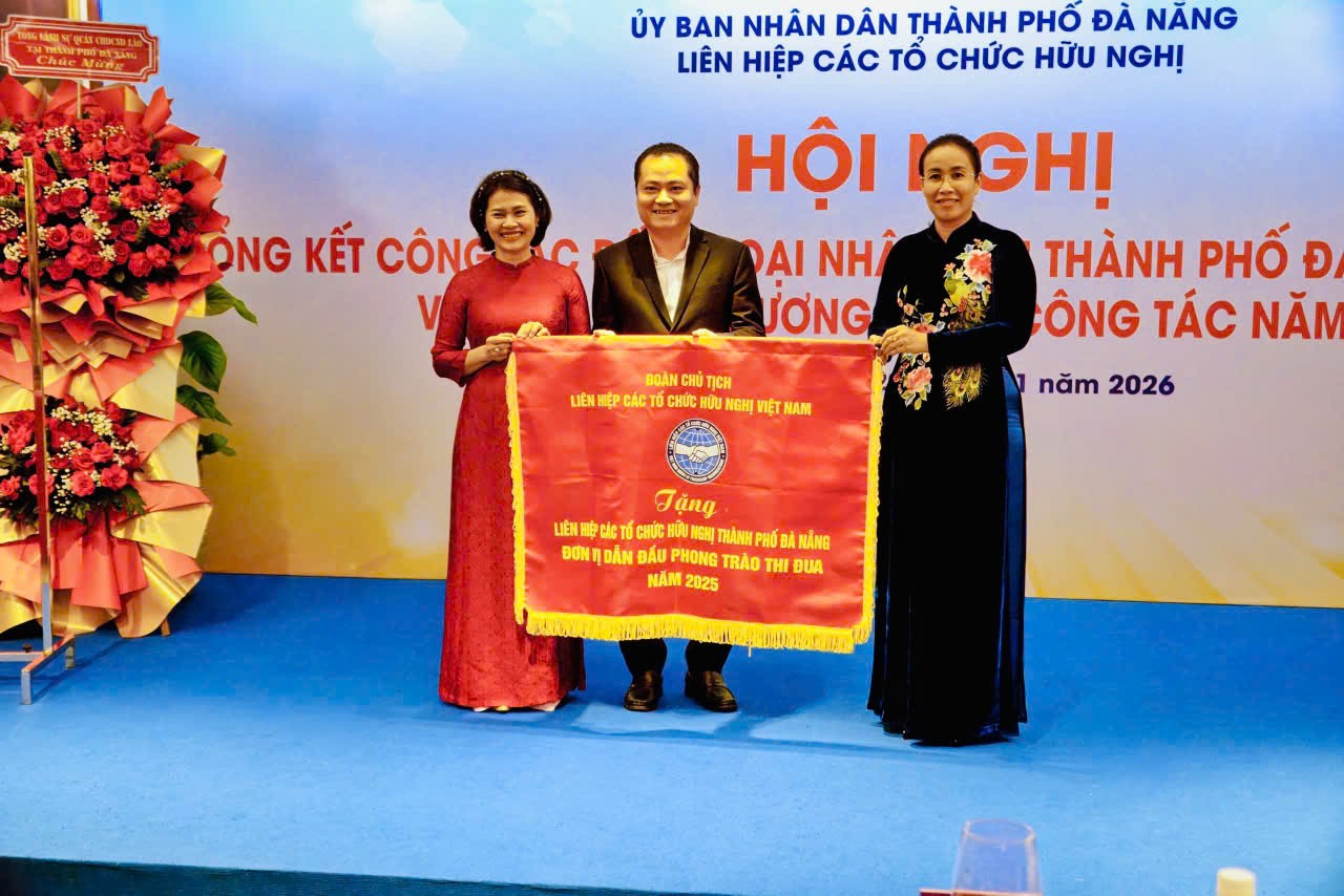 Thường trực Liên hiệp các tổ chức hữu nghị thành phố Đà Nẵng nhận Cờ dẫn đầu Phong trào Thi đua năm 2025 của Đoàn Chủ tịch Liên hiệp các tổ chức hữu nghị Việt Nam. (Ảnh: Liên hiệp các tổ chức hữu nghị thành phố Đà Nẵng) Thường trực Liên hiệp các tổ chức hữu nghị thành phố Đà Nẵng nhận Cờ dẫn đầu Phong trào Thi đua năm 2025 của Đoàn Chủ tịch Liên hiệp các tổ chức hữu nghị Việt Nam. (Ảnh: Liên hiệp các tổ chức hữu nghị thành phố Đà Nẵng)