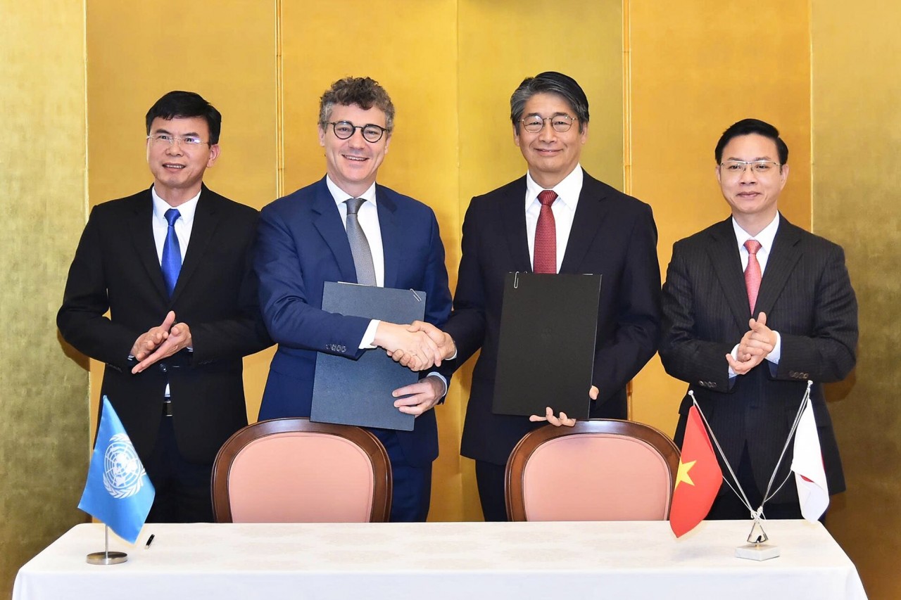Representatives of UNESCO and the Embassy of Japan in Vietnam sign the agreement to implement the project “Strengthening Viet Nam’s Capacity on Early Warning, Disaster Risk Reduction and Safe Learning Environment.” (Photo: Embassy of Japan in Vietnam)