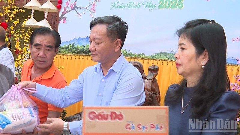 Đại sứ Nguyễn Minh Tâm cùng Phu nhân trao quà tại sự kiện. (Ảnh: Báo Nhân dân)