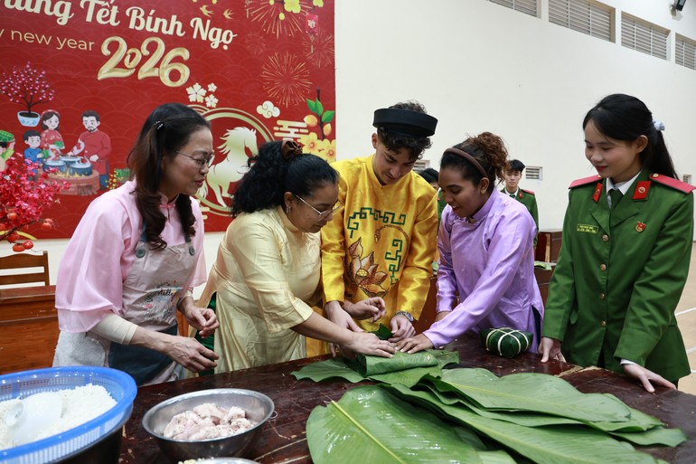 trải nghiệm mặc trang phục truyền thống của Việt Nam