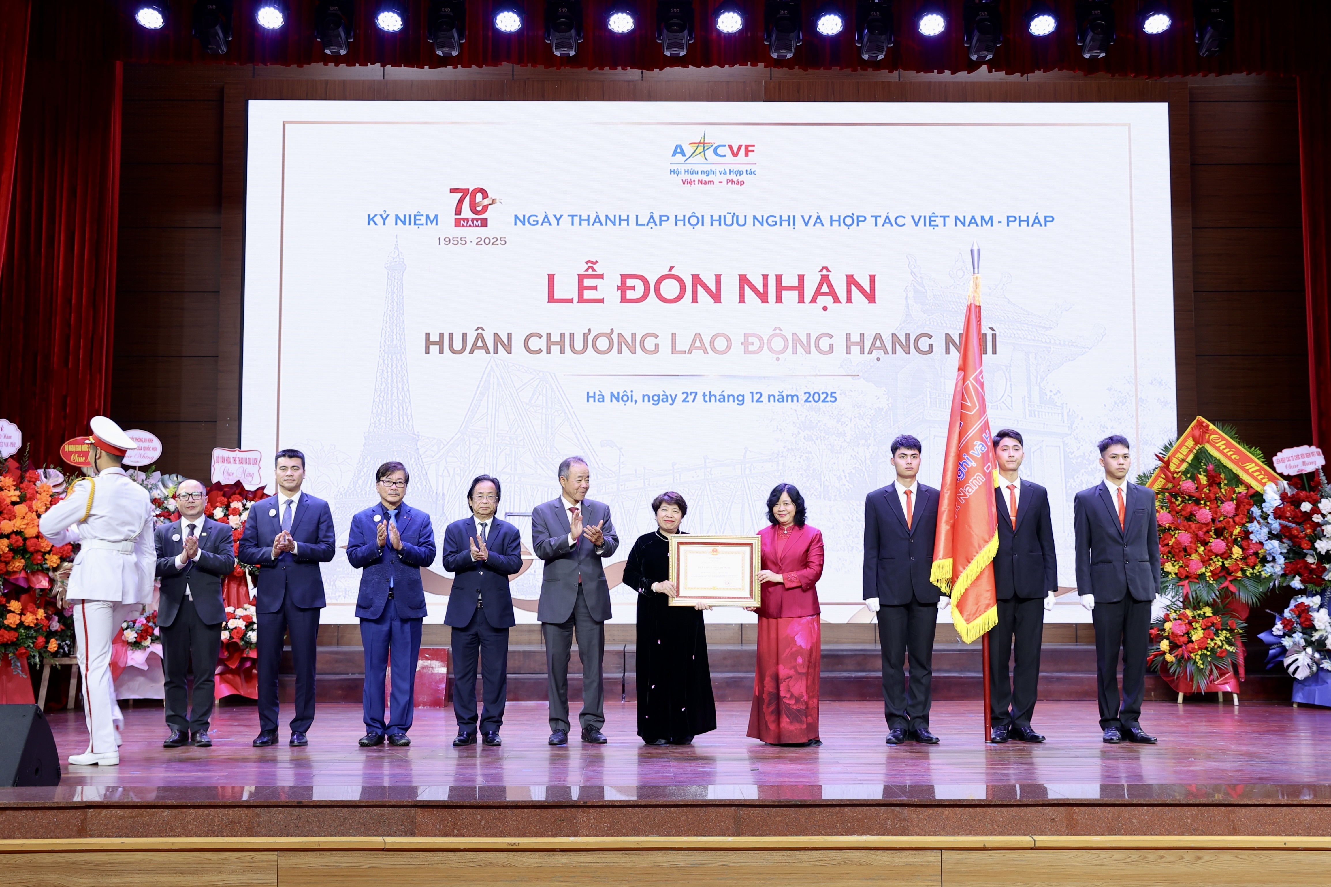 Đồng chí Bùi Thị Minh Hoài, Ủy viên Bộ Chính trị, Bí thư Trung ương Đảng, Bí thư Đảng ủy Mặt trận Tổ quốc, các đoàn thể Trung ương, Chủ tịch Ủy ban Trung ương Mặt trận Tổ quốc Việt Nam, trao tặng Huân chương Lao động hạng Nhì cho Hội Hữu nghị và Hợp tác Việt Nam-Pháp. (Ảnh: Đinh Hòa). Đồng chí Bùi Thị Minh Hoài, Ủy viên Bộ Chính trị, Bí thư Trung ương Đảng, Bí thư Đảng ủy Mặt trận Tổ quốc, các đoàn thể Trung ương, Chủ tịch Ủy ban Trung ương Mặt trận Tổ quốc Việt Nam, trao tặng Huân chương Lao động hạng Nhì cho Hội Hữu nghị và Hợp tác Việt Nam-Pháp. (Ảnh: Đinh Hòa).