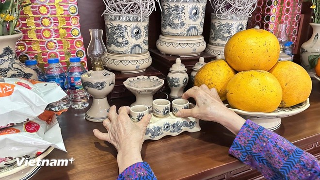 Vì sao chén nước dâng cúng luôn hiện diện trên bàn thờ gia tiên?
