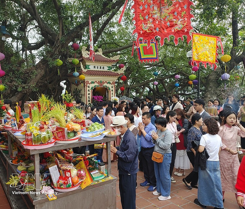 Phu Tay Ho draws large crowds on the morning of the first day of the Lunar New Year. (Photo: VNA) Phu Tay Ho draws large crowds on the morning of the first day of the Lunar New Year. (Photo: VNA)