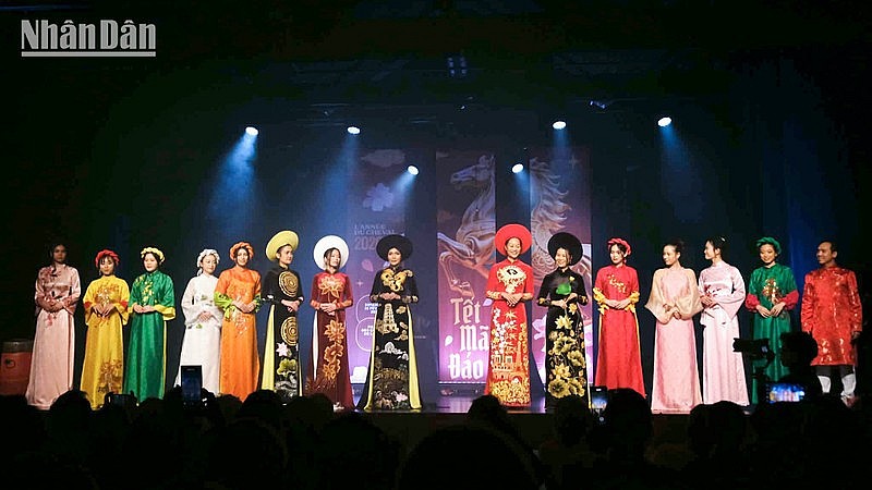 An ao dai performance at the event. An ao dai performance at the event.