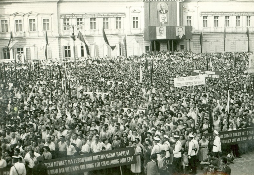 Nhân dân thủ đô Sofia mít tinh chào mừng Chủ tịch Hồ Chí Minh. Ảnh: Cục Lưu trữ quốc gia Bulgaria. Nhân dân thủ đô Sofia mít tinh chào mừng Chủ tịch Hồ Chí Minh. Ảnh: Cục Lưu trữ quốc gia Bulgaria.