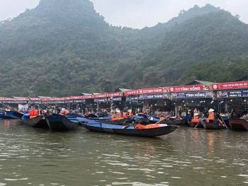 Khoảng 25.000 lượt khách hành hương, du Xuân Chùa Hương trong hai ngày đầu năm mới