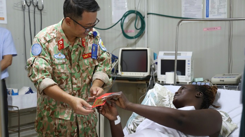 Thiếu tá Trần Đức Tài, Giám đốc Bệnh viện dã chiến cấp 2 số 7 thăm hỏi, chúc Tết các bệnh nhân đang điều trị tại bệnh viện
