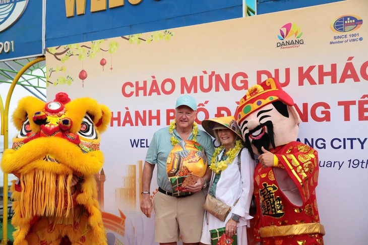 Khách được chào đón khi vừa xuống tàu