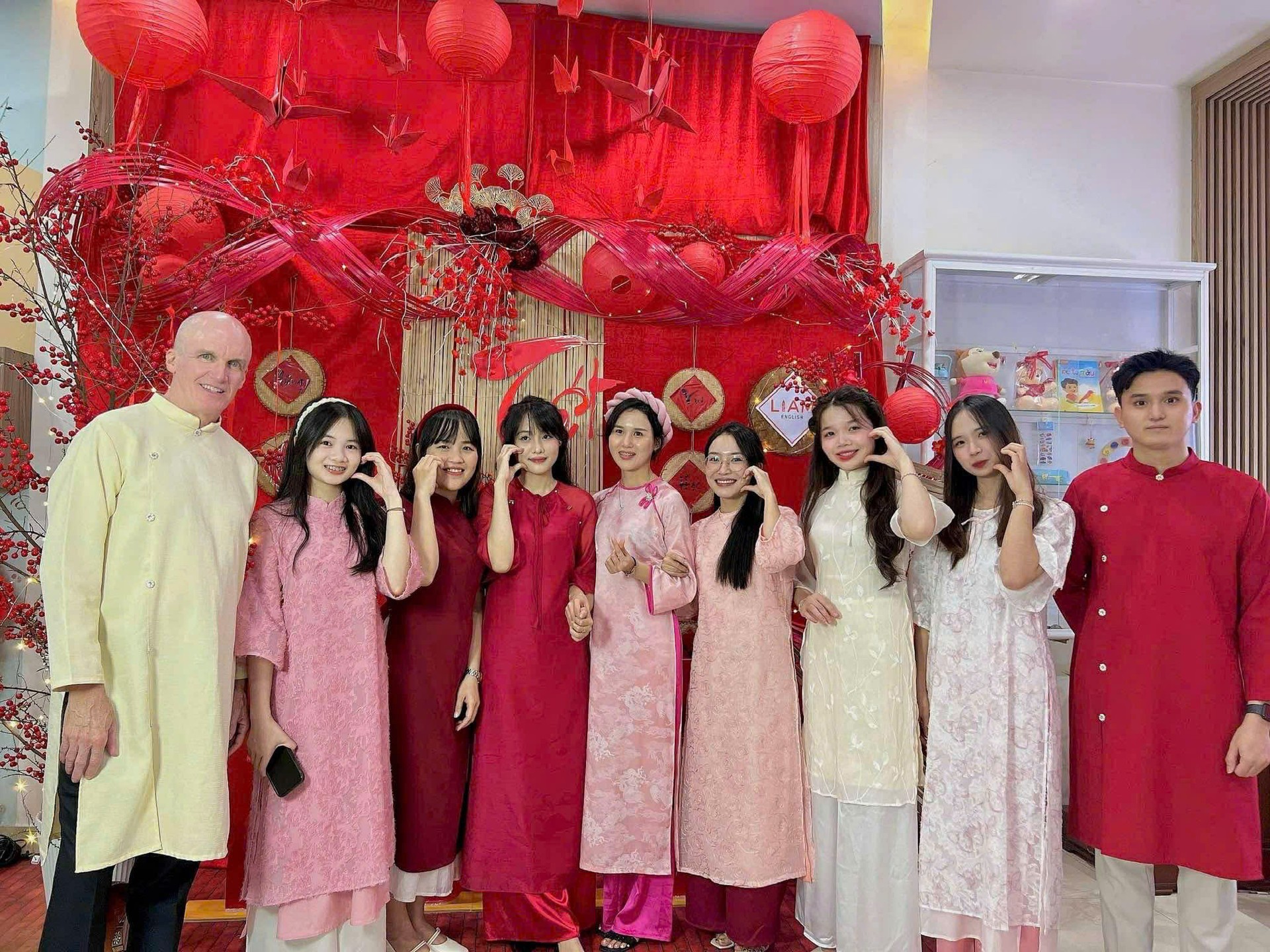 Ông Phil Cal (ngoài cùng bên trái) mặc áo dài chụp ảnh lưu niệm cùng sinh viên vào dịp Tết. Ảnh: NVCC