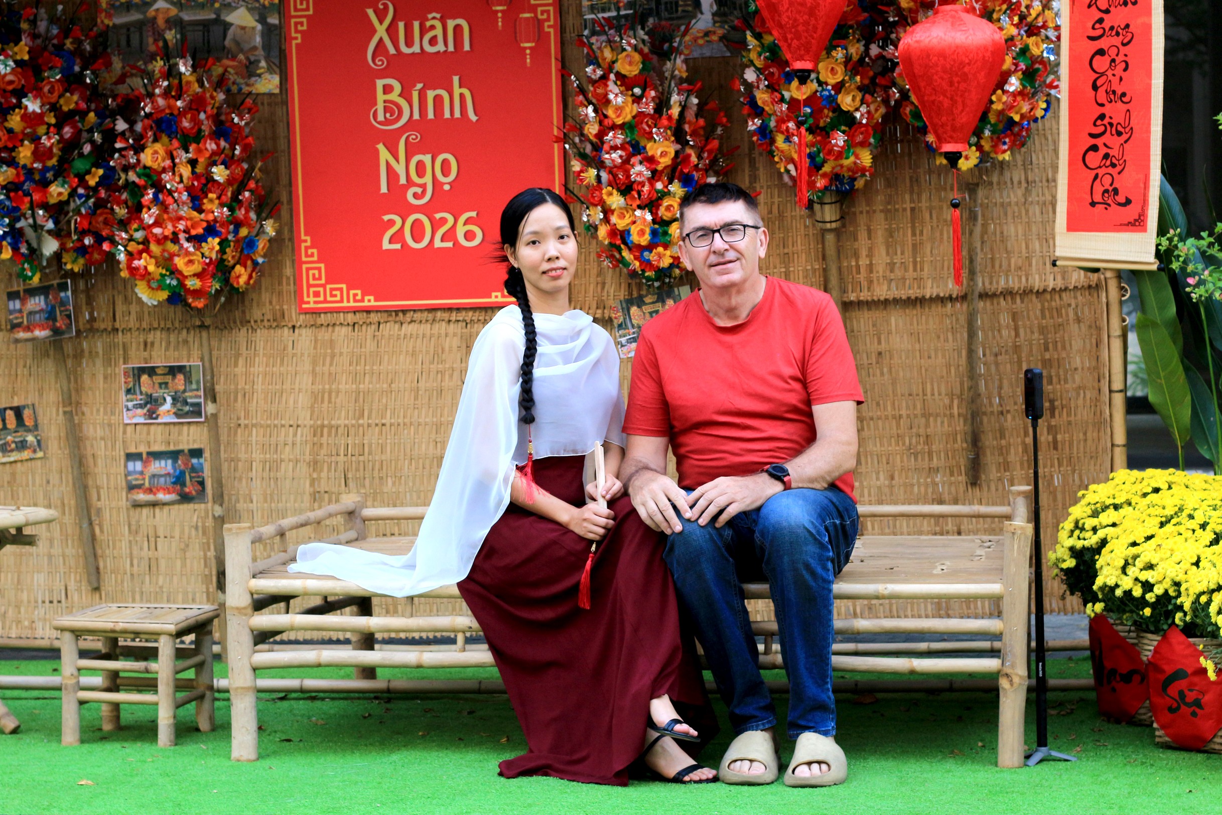 Tác giả Ray Kuschert và vợ chụp ảnh Tết Bính Ngọ 2026. (Ảnh: Báo Tuổi trẻ)