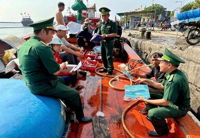 Lực lượng Biên phòng Lý Sơn, tỉnh Quảng Ngãi kiểm tra, chống khai thác IUU. (Ảnh: Báo Lao động) Lực lượng Biên phòng Lý Sơn, tỉnh Quảng Ngãi kiểm tra, chống khai thác IUU. (Ảnh: Báo Lao động)