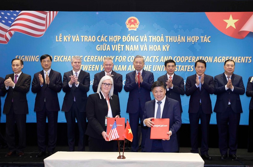 Party General Secretary To Lam witnesses the exchange of the agreement on the purchase of engines and maintenance services between VietjetAir (Vietnam) and Pratt & Whitney (US) for 137 aircraft powered by GTF engines. Photo: VNA Party General Secretary To Lam witnesses the exchange of the agreement on the purchase of engines and maintenance services between VietjetAir (Vietnam) and Pratt & Whitney (US) for 137 aircraft powered by GTF engines. Photo: VNA