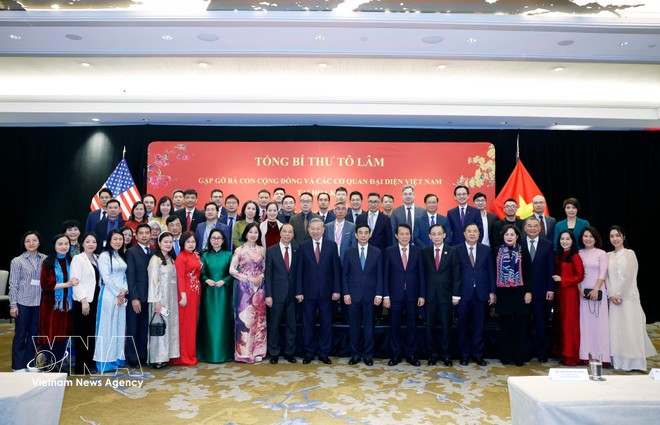 General Secretary To Lam and representatives of the Vietnamese community and agencies in the US at the meeting. (Photo: VNA)