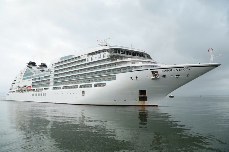 The cruise ship brings passengers ashore to tour Da Nang City on the morning of the third day of the Lunar New Year. (Photo: Tuoi Tre Newspaper)