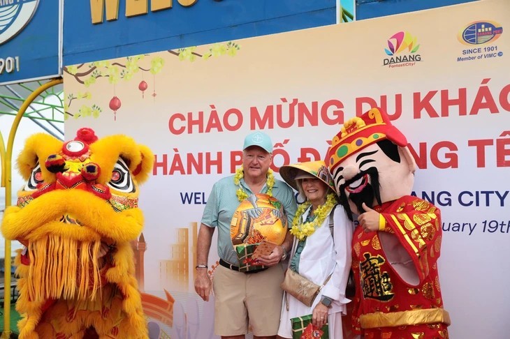 Visitors are welcomed upon disembarking from the ship. (Photo: Tuoi Tre Newspaper)
