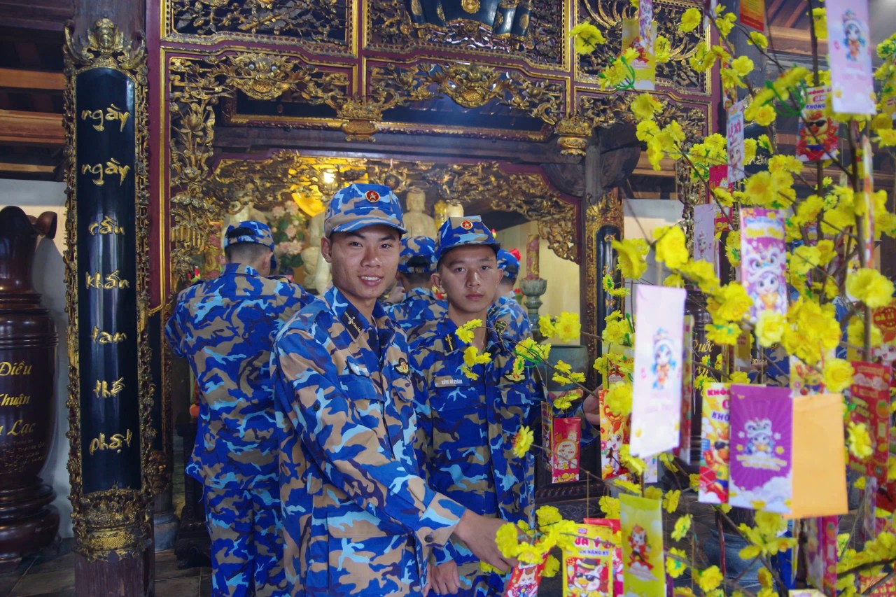 Officers and soldiers on Trường Sa Island visit a pagoda at the beginning of the year. (Photo: Đoàn Trưởng) Officers and soldiers on Trường Sa Island visit a pagoda at the beginning of the year. (Photo: Đoàn Trưởng)