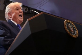 Tổng thống Trump ký sắc lệnh áp thuế toàn cầu 10% sau phán quyết của Tòa án Tối cao