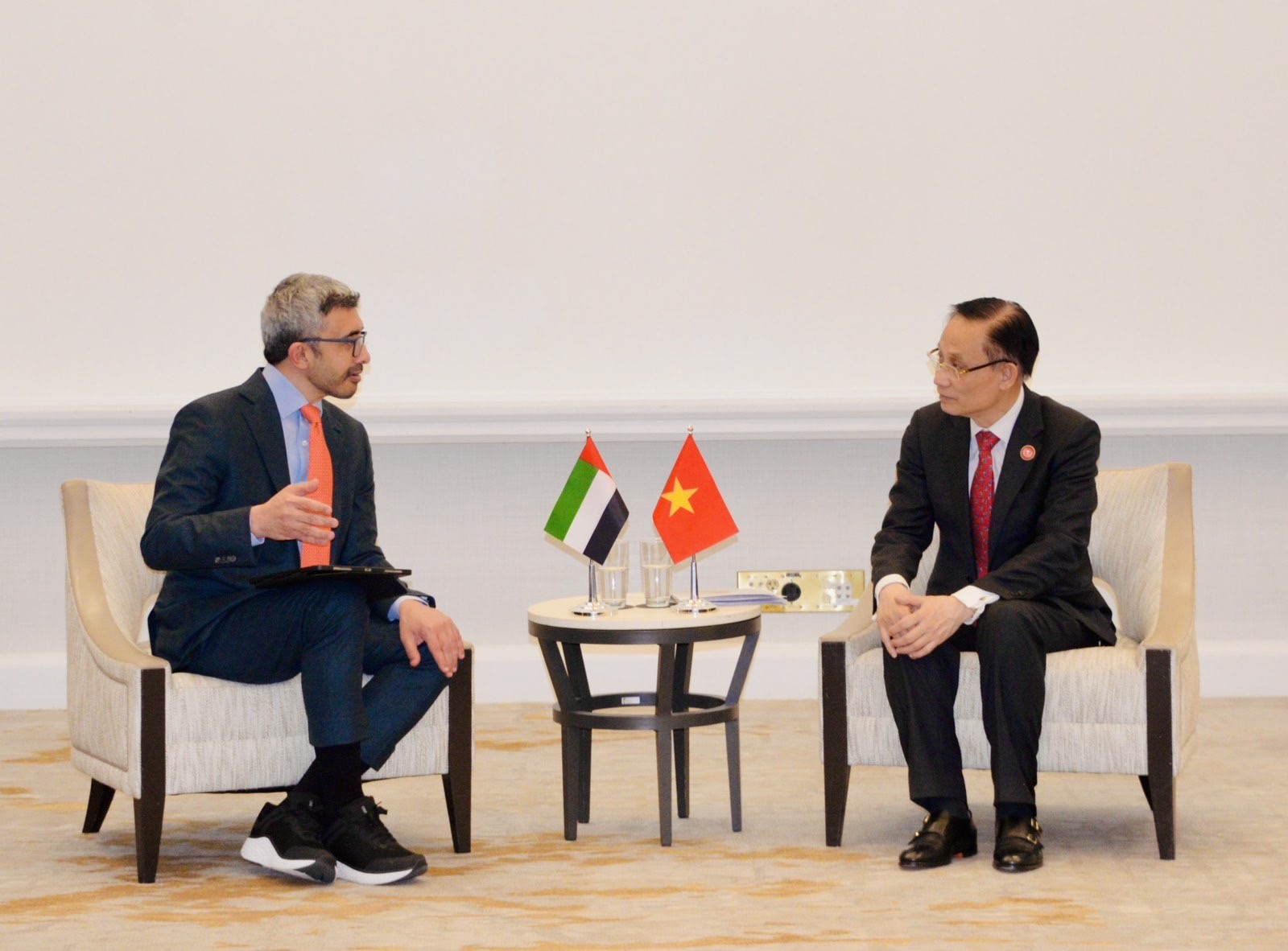 Bộ trưởng Ngoại giao Lê Hoài Trung và Phó Thủ tướng, Bộ trưởng Ngoại giao UAE, Hoàng thân Abdullah bin Zayed Al-Nahyan. Ảnh: BNG