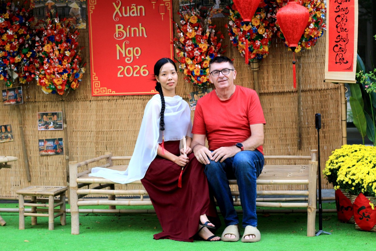 Author Ray Kuschert and his wife pose for a photo during the Year of the Horse Tết 2026. (Photo: Tuoi Tre Newspaper)