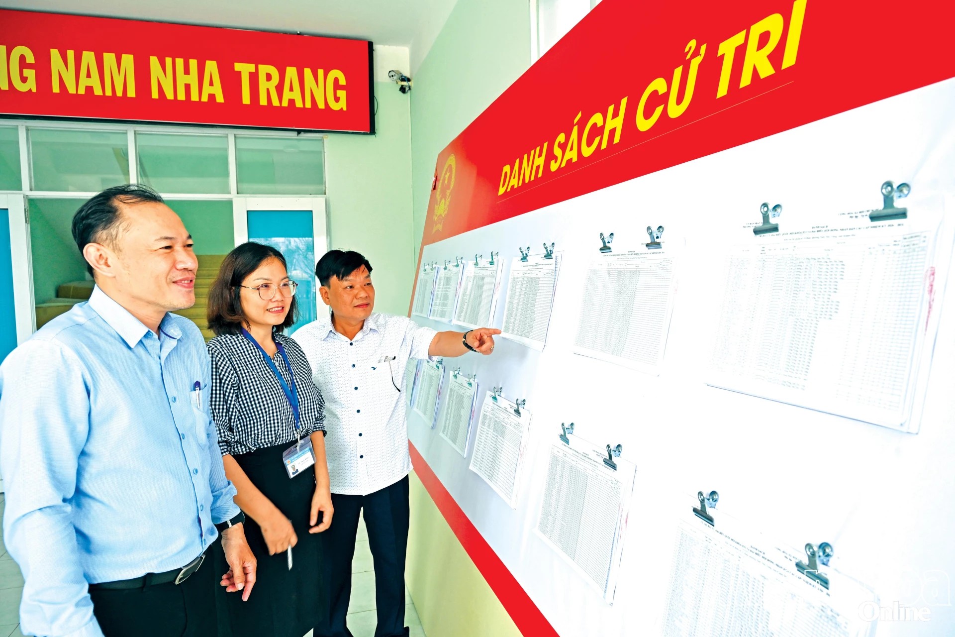 Thành viên các ban bầu cử phường Nam Nha Trang rà soát việc niêm yết danh sách cử tri. Thành viên các ban bầu cử phường Nam Nha Trang rà soát việc niêm yết danh sách cử tri.