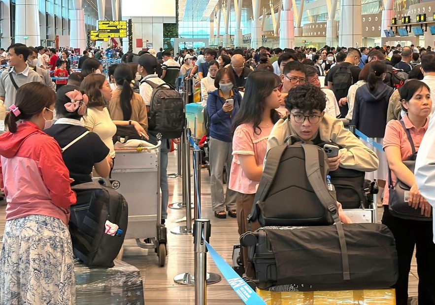 Passenger volume at Tan Son Nhat International Airport was projected to reach a historic record of nearly 178,000 travelers. Photo: TK