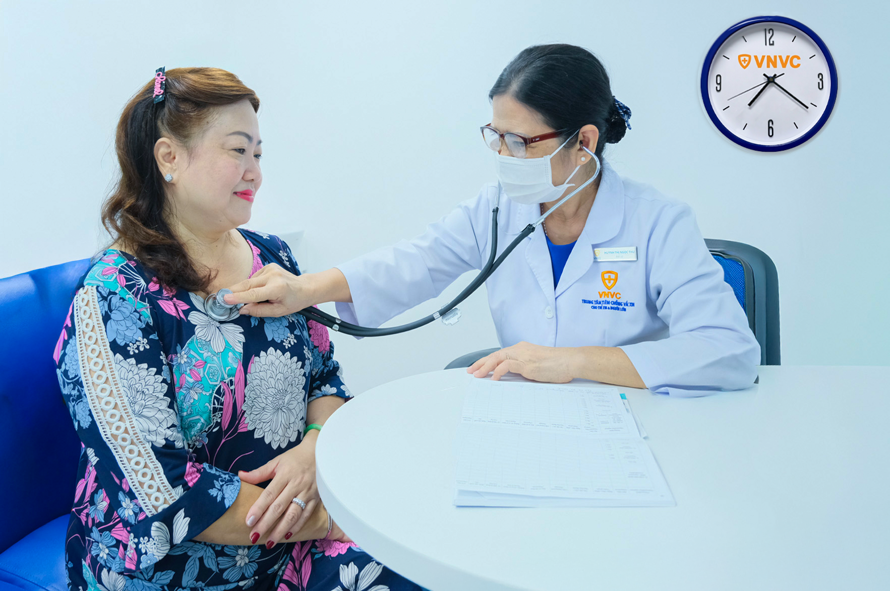 Người lớn được bác sĩ Hệ thống Tiêm chủng VNVC khám sàng lọc kỹ trước tiêm vắc xin. Ảnh: Khánh Hòa Người lớn được bác sĩ Hệ thống Tiêm chủng VNVC khám sàng lọc kỹ trước tiêm vắc xin. Ảnh: Khánh Hòa