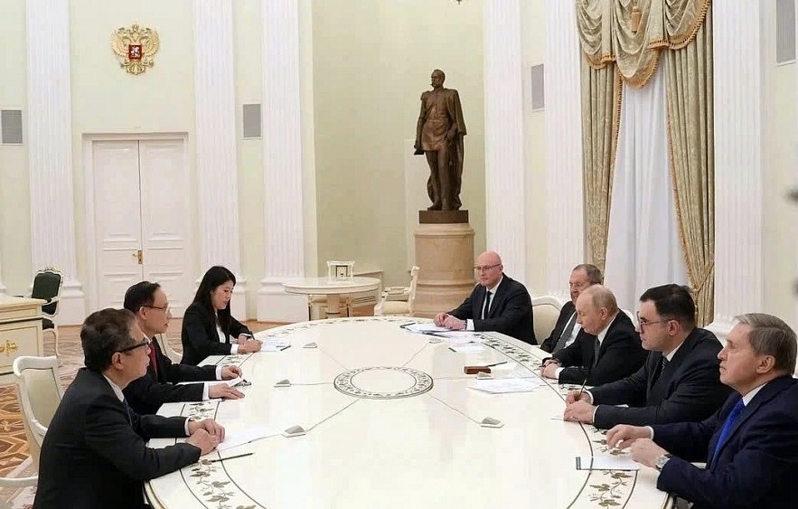 Russian President Vladimir Putin receives Le Hoai Trung, Foreign Minister and Special Envoy of Vietnamese Party General Secretary To Lam, in Moscow on February 24. (Photo: MOFA) Russian President Vladimir Putin receives Le Hoai Trung, Foreign Minister and Special Envoy of Vietnamese Party General Secretary To Lam, in Moscow on February 24. (Photo: MOFA)