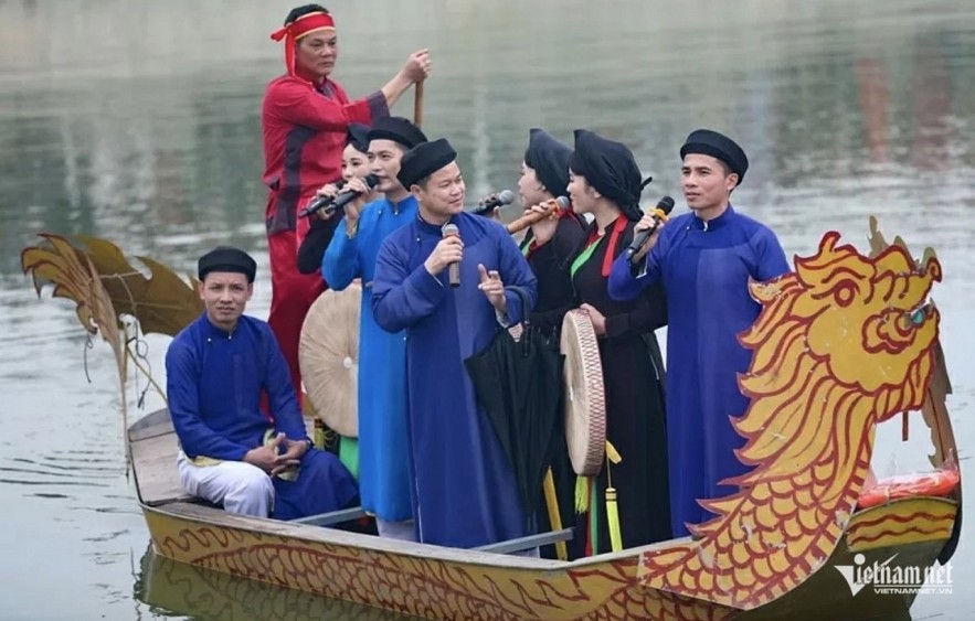 Quan ho male and female singers perform traditional love duets at the Lim Festival. Quan ho male and female singers perform traditional love duets at the Lim Festival.