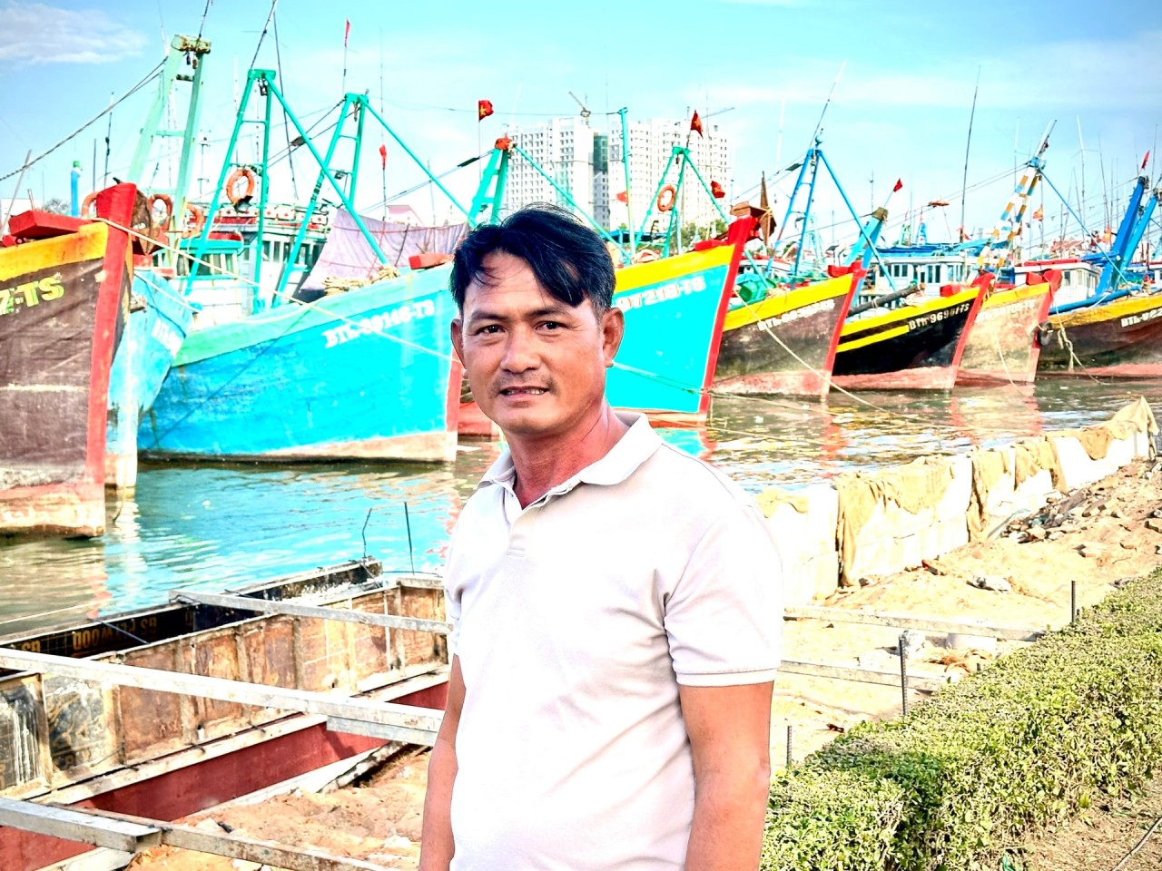 Fisherman Le Phuoc of Phan Thiet ward with his vessel preparing for the first offshore trip of the new year (Photo: Lam Dong Newspaper)